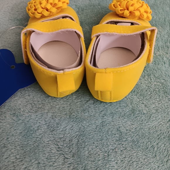 Size 2 Yellow baby shoes (soft) - Picture 4 of 4